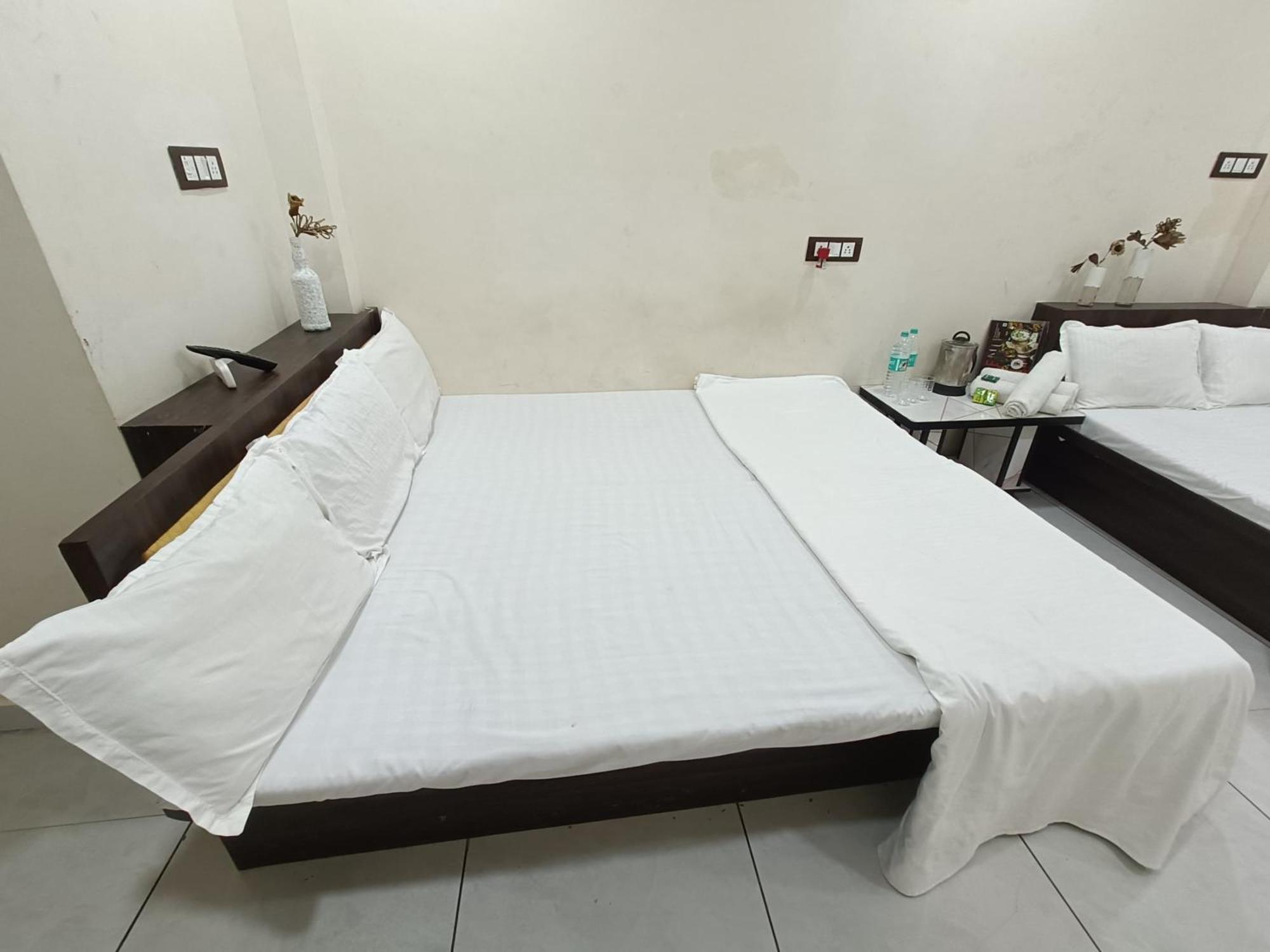 אויאיין Treebo Yatri Grah Kshipra T Hotel מראה חיצוני תמונה