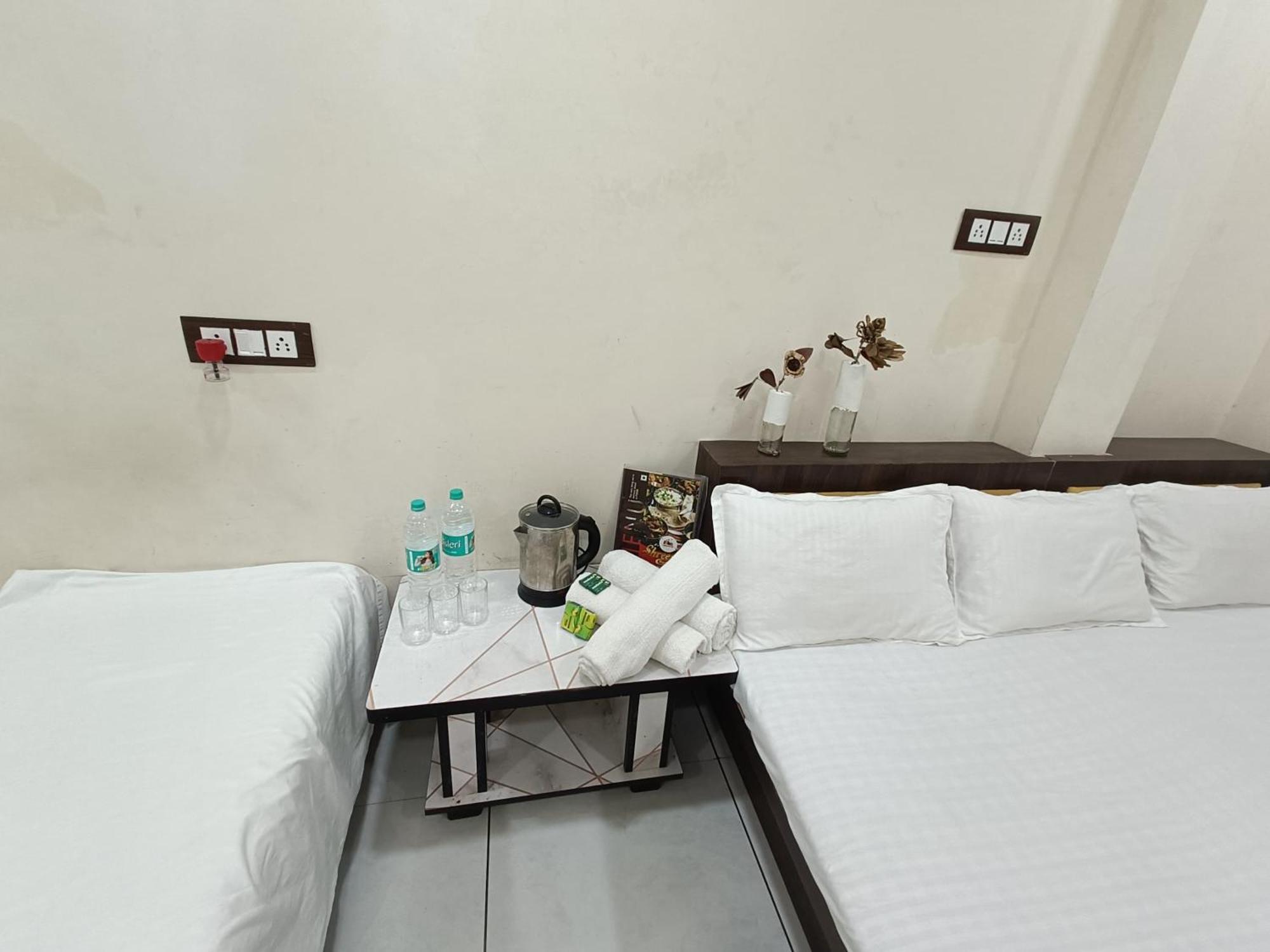 אויאיין Treebo Yatri Grah Kshipra T Hotel מראה חיצוני תמונה