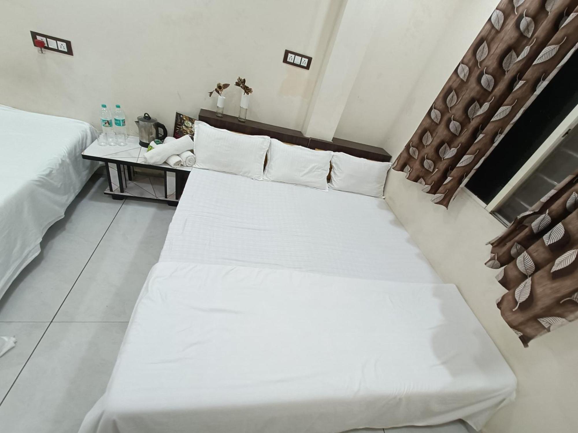 אויאיין Treebo Yatri Grah Kshipra T Hotel מראה חיצוני תמונה