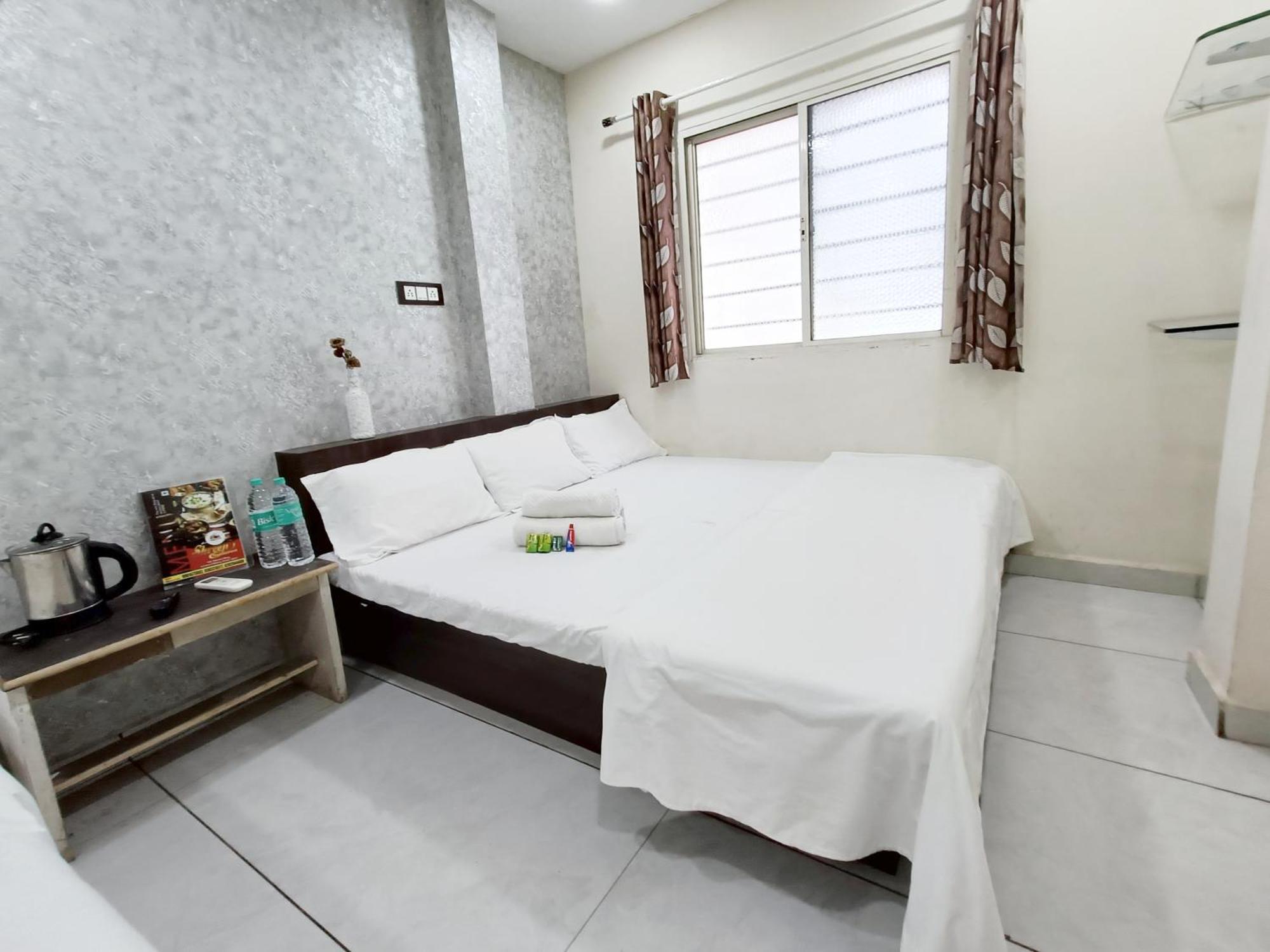 אויאיין Treebo Yatri Grah Kshipra T Hotel מראה חיצוני תמונה